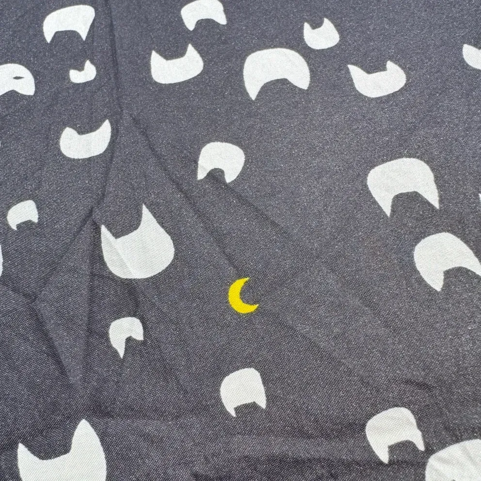 白貓黑底傘面的花紋